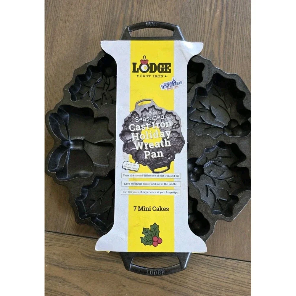 Lodge Seasoned Cast Iron Wreath Pan Christmas Holiday Baking 7 Mini Cake NEW